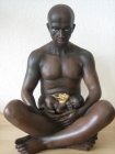 Mann dunkel mit Engeli im Schoss, H24cm